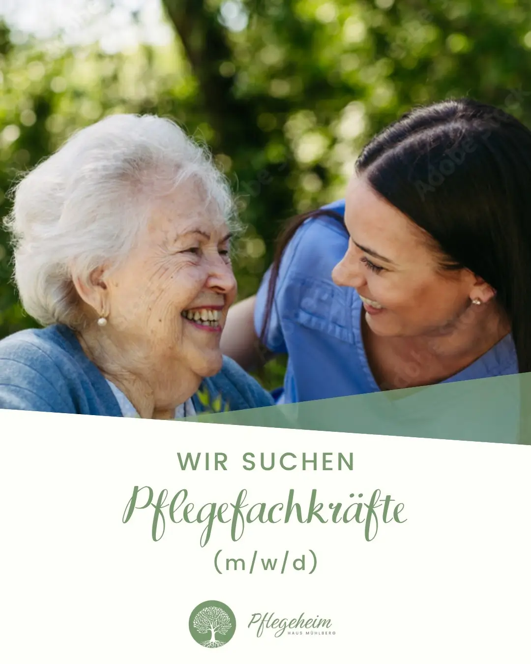 Zwei Personen im Gespräch im Freien, eine trägt blaue Arbeitskleidung, darunter Text 'Wir suchen Pflegefachkräfte (m/w/d)' und Logo eines Pflegeheims.