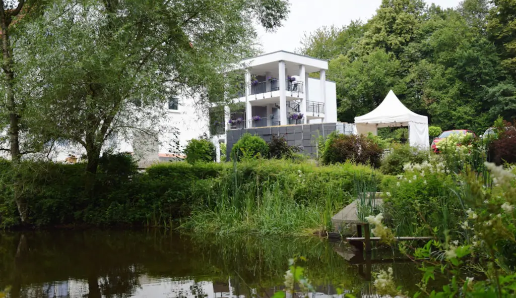 Blick auf das Pflegeheim Haus Mühlberg in Krettnich mit einem Teich im Vordergrund